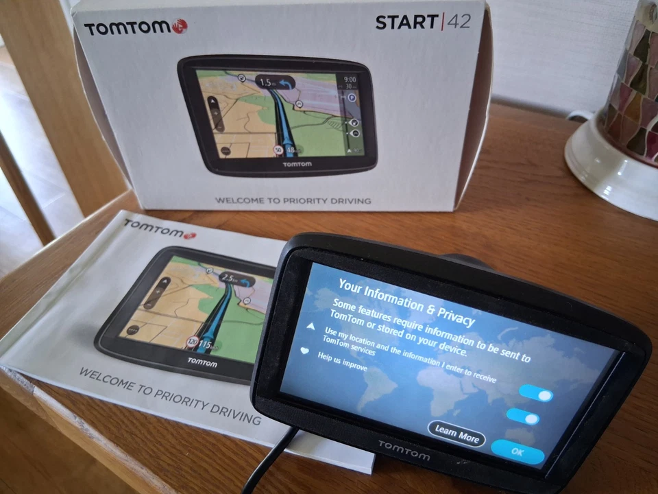 TomTom Start 42 SAT NAV 4.3 Inch GPS Screen Lifetime Maps UK Roi - Image 1 of 1