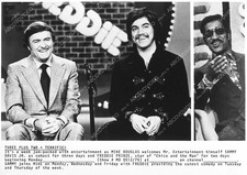 4586-014 Mike Douglas has Freddie Prinze Sammy Davis Jr as guest TV The Mike Dou