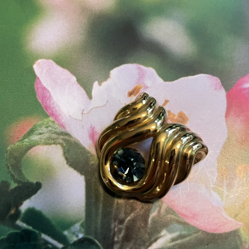 Colar tom dourado Nolan Miller cristal azul e Sarah Cov. Pingentes rosa Lucite - Imagem 4 de 4