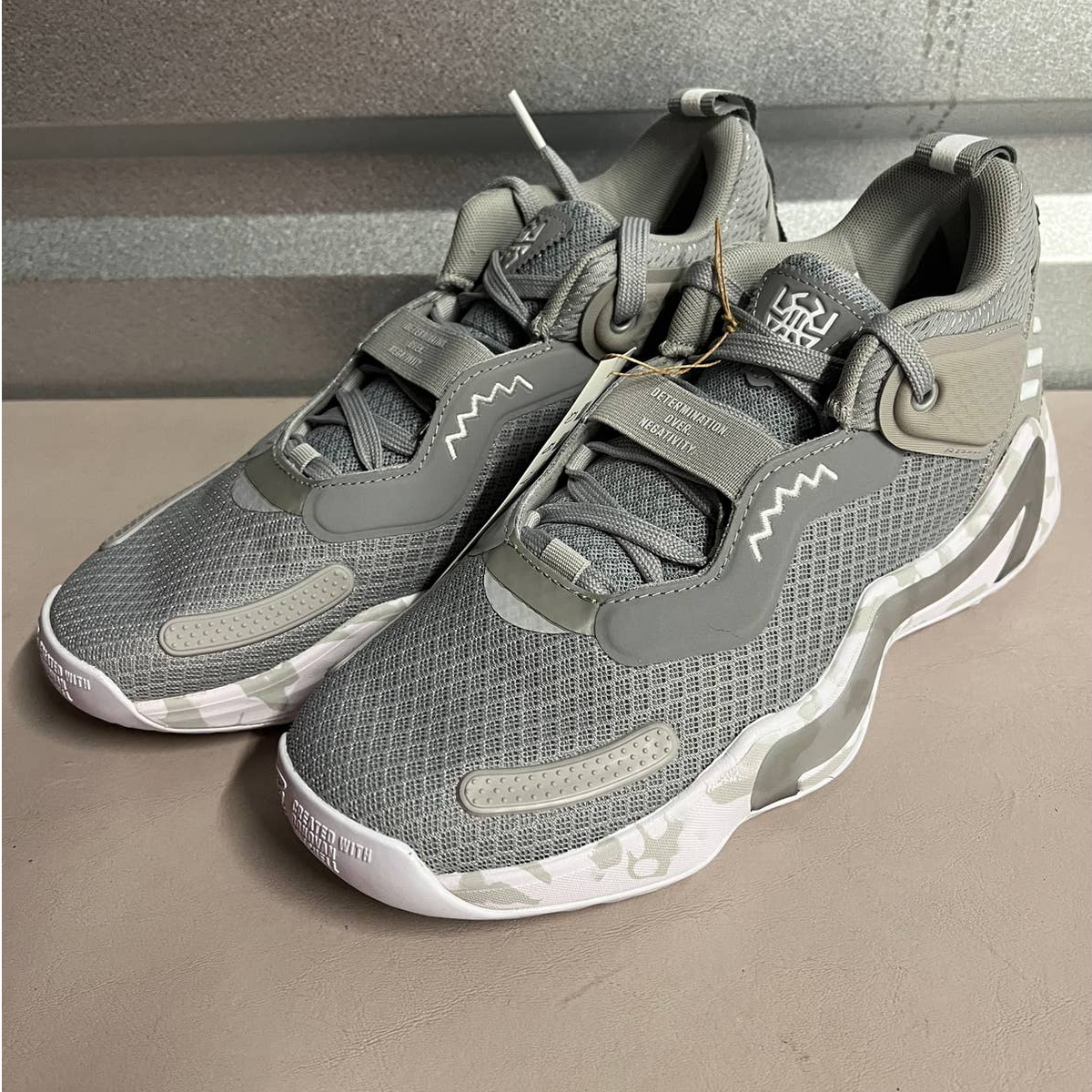 ドノバン・ミッチェル D.O.N. Issue #3 マイク・ワゾウスキ Adidas Unisex Donovan Mitchell D.O.N. Issue 3 Basketball Shoes