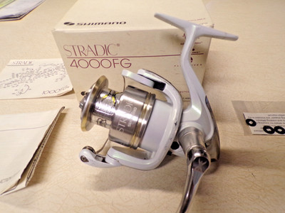 SHIMANO FISHING REEL W/ BOX - SHIMANO STRADIC 4000-FJ - CLEAN & WORKS GOOD