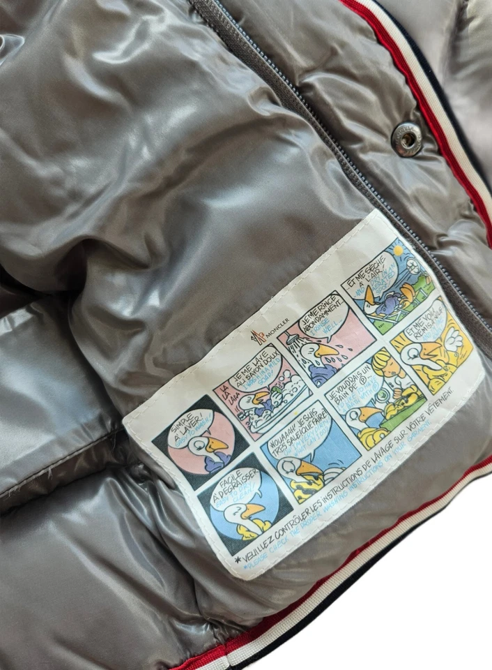 Chaqueta con capucha Moncler gris a rayas burbujas para niños Foto 4 de 4