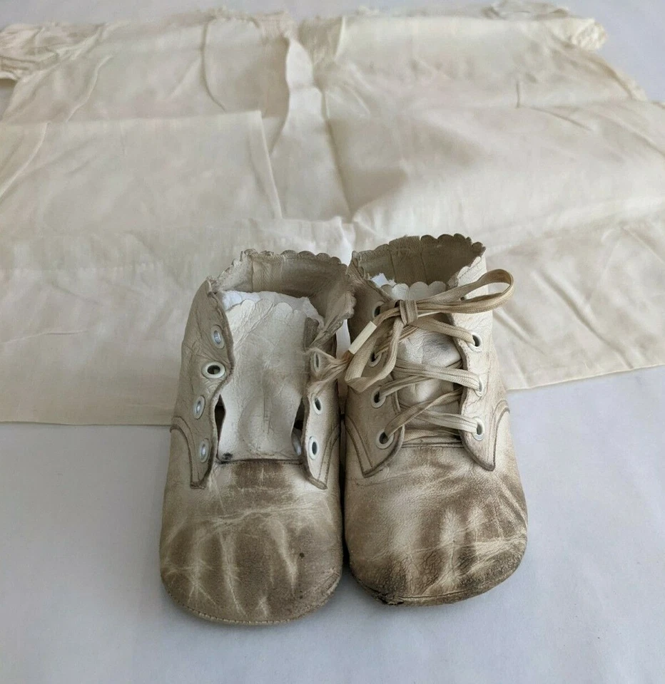 Antiguo vestido de bebé de algodón, vestido simple cosido a mano, además de zapatos de cuero Foto 3 de 4