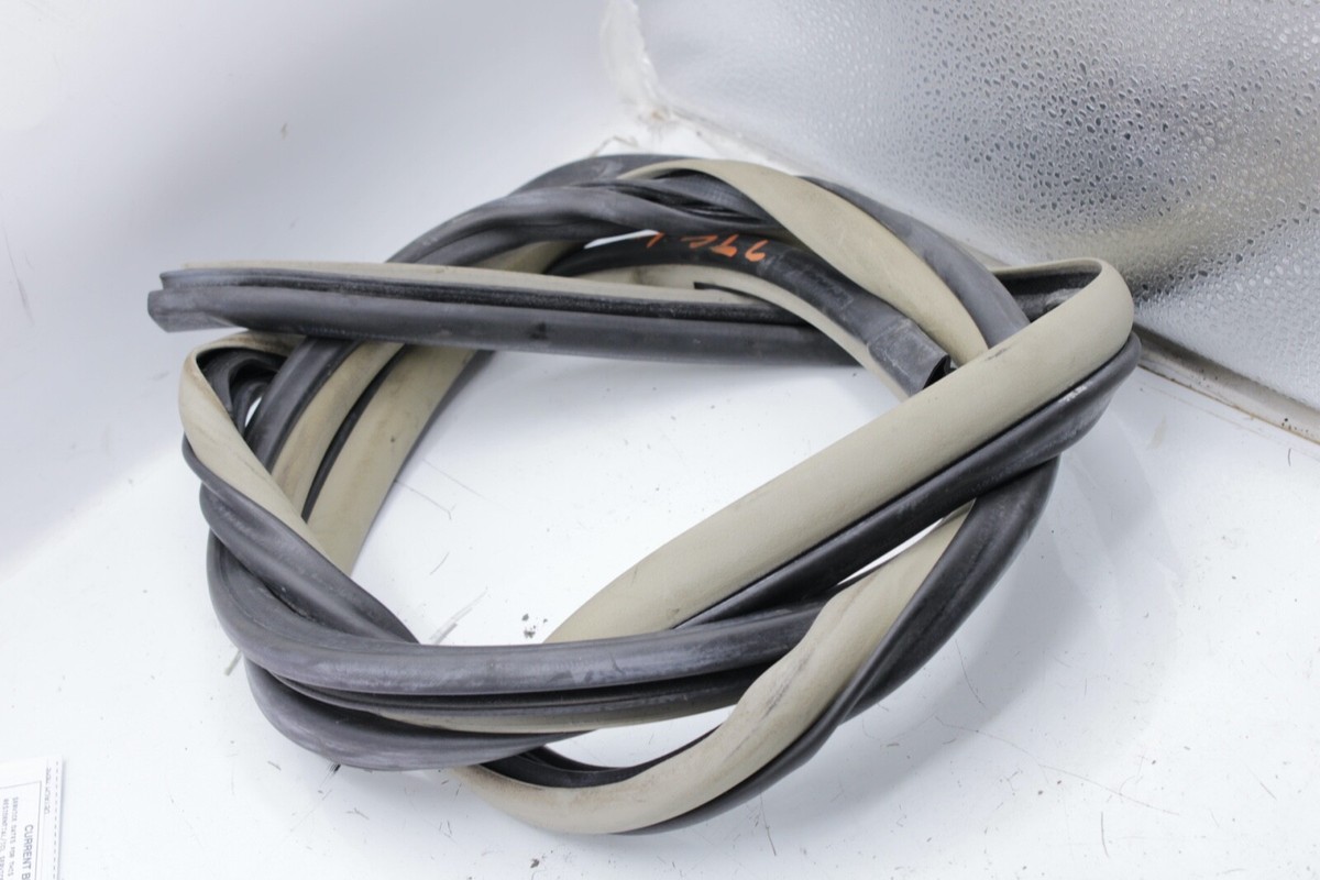07 - 11 camry front right passenger seal weatherstrip (on body