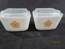 Lot of 2 Vintage Pyrex White Daisey 1.5 Cup Refrigerator Dishes w/1 Lid