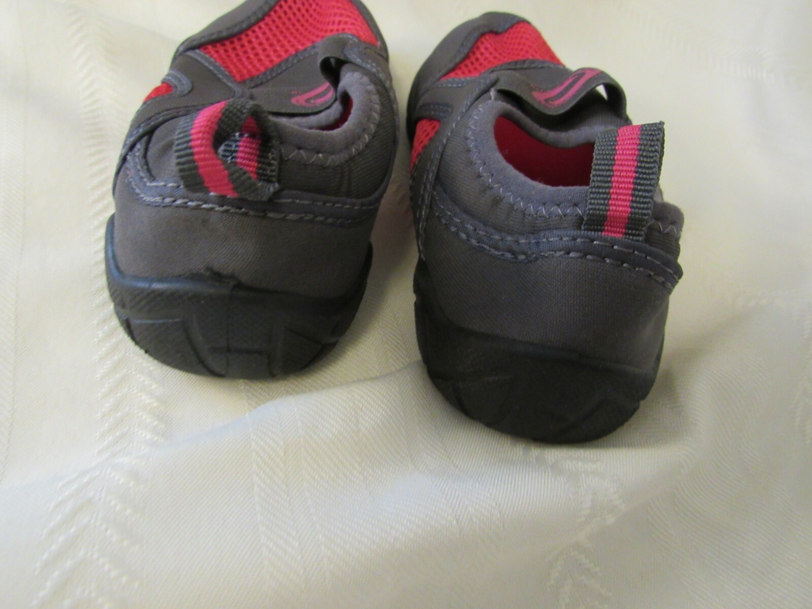 SAOLA Scarpe da acqua rosa e nere per bambini TAGLIA 12 ragazze gomma SPIAGGIA piscina guading usate in ottime condizioni