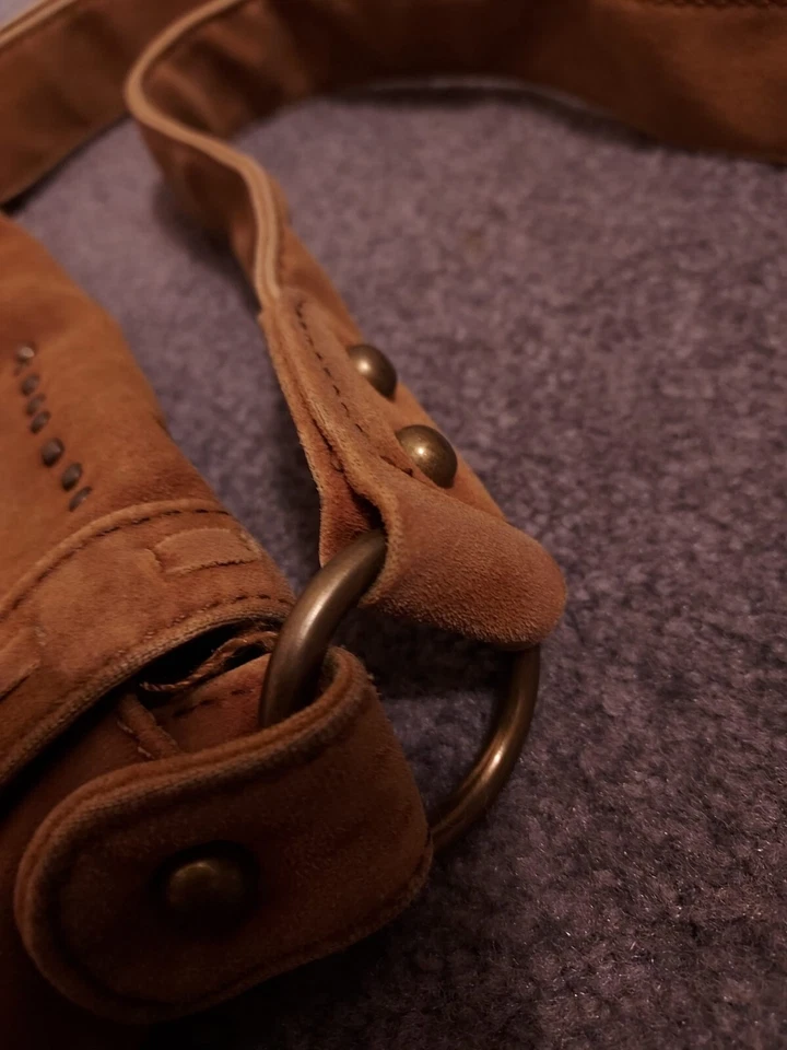 Bolso de montar INDITEX de cuero gamuza marrón con flecos tachonados Foto 4 de 4