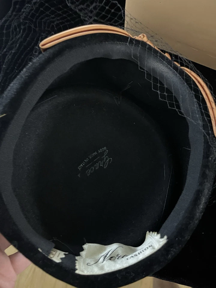 Chapéu caixa de comprimidos vintage 1950s Noreen moda veludo preto com véu e laço de cetim Itália - Imagem 4 de 4