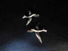 Great Looking Pair of Vintage Gold Tone Tie Clips Featuring Flying Birds - Gift!