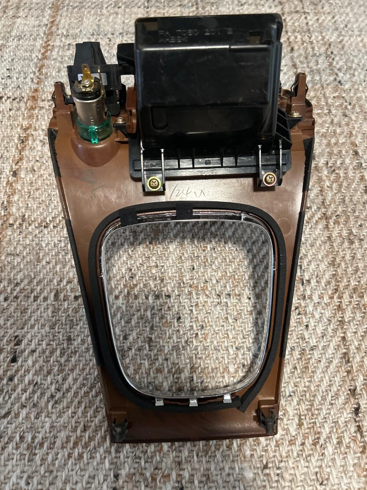 Encendedor de cigarrillos Mazda Millennia 2001/02 radio bisel palanca de cambios Foto 4 de 4