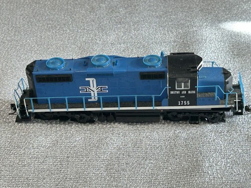 Locomotora a escala HO realista EMD GP18 Boston y Maine #1755 | Zustand: Used