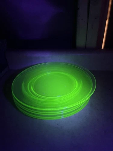 Vintage Antique set Of 6 8” Green Depression Uranium Glass Lunch  Salad Plates
