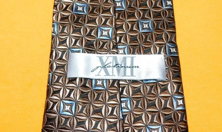 CORBATA CON MOTIVO CUADRADOS MARRONES/AZULES/BLANCOS XMI PLATINO HECHA EN EE. UU. - CORBATAS DE DISEÑADOR. Foto 3 de 3