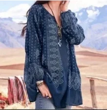 Sundance Bandana Print Tunic Top Womens Size M Blue Lightweight Boho Relaxed