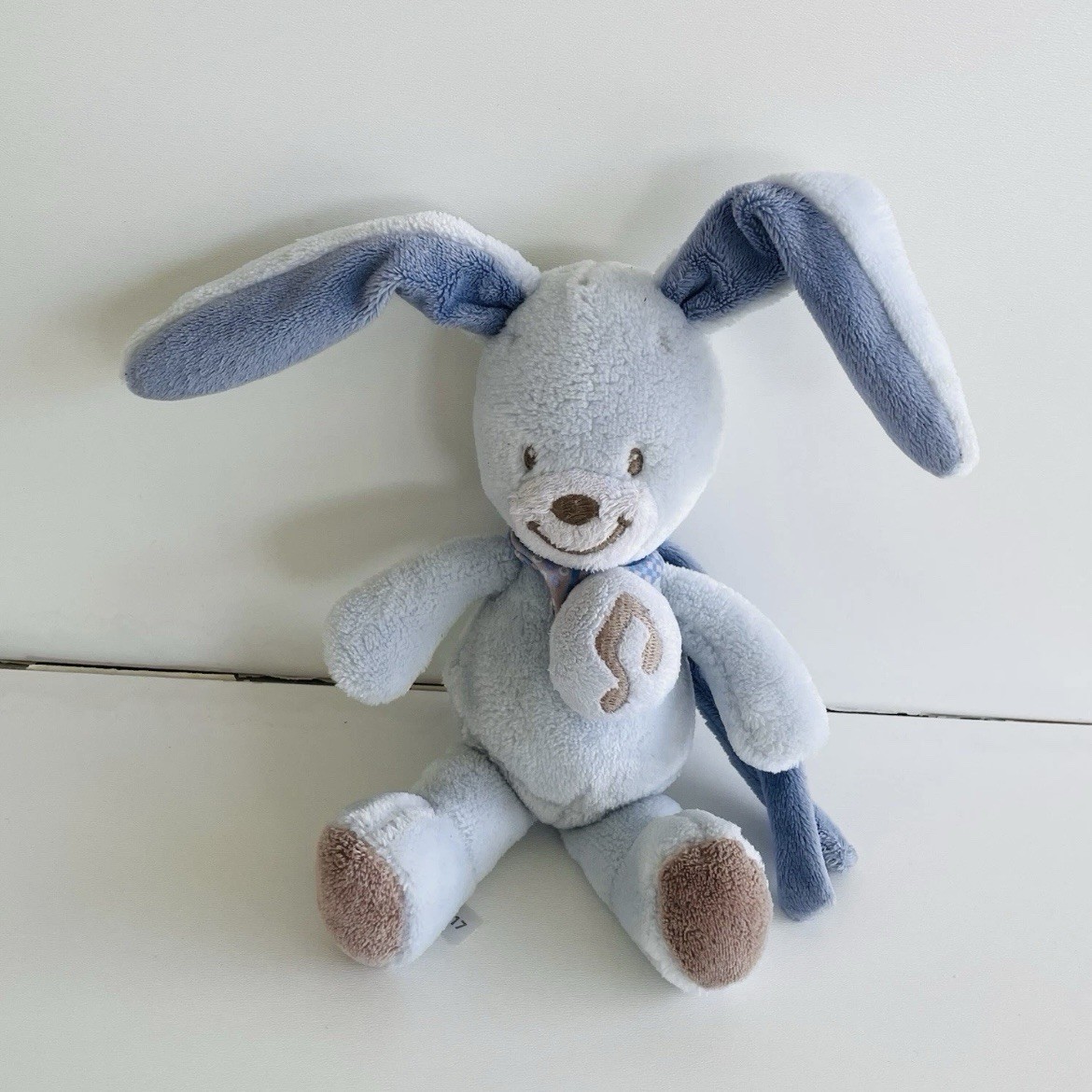 Doudou peluche musical Lapin BIBOU NATTOU, le cadeau de naissance idéal en bleu de 21cm