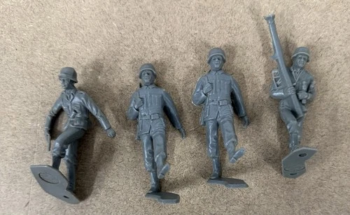 VTG 1960s MARX WWII German Soldiers Lot (4) Medium/Dark Gray Figures 54mm
