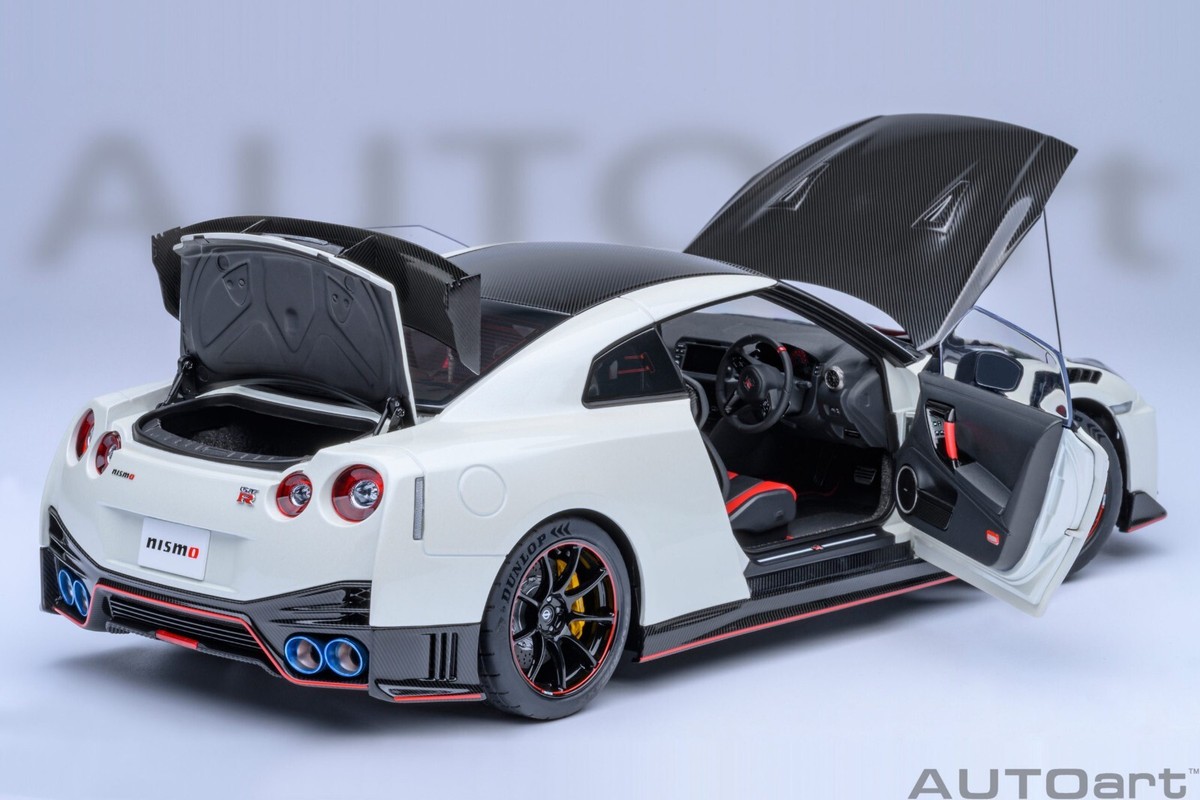 AUTOart 1/18日産 GT-R ニスモ (ブリリアントホワイトパール) MOTORHELIX 1/18 日産 GT-R R35 50thアニバーサリー