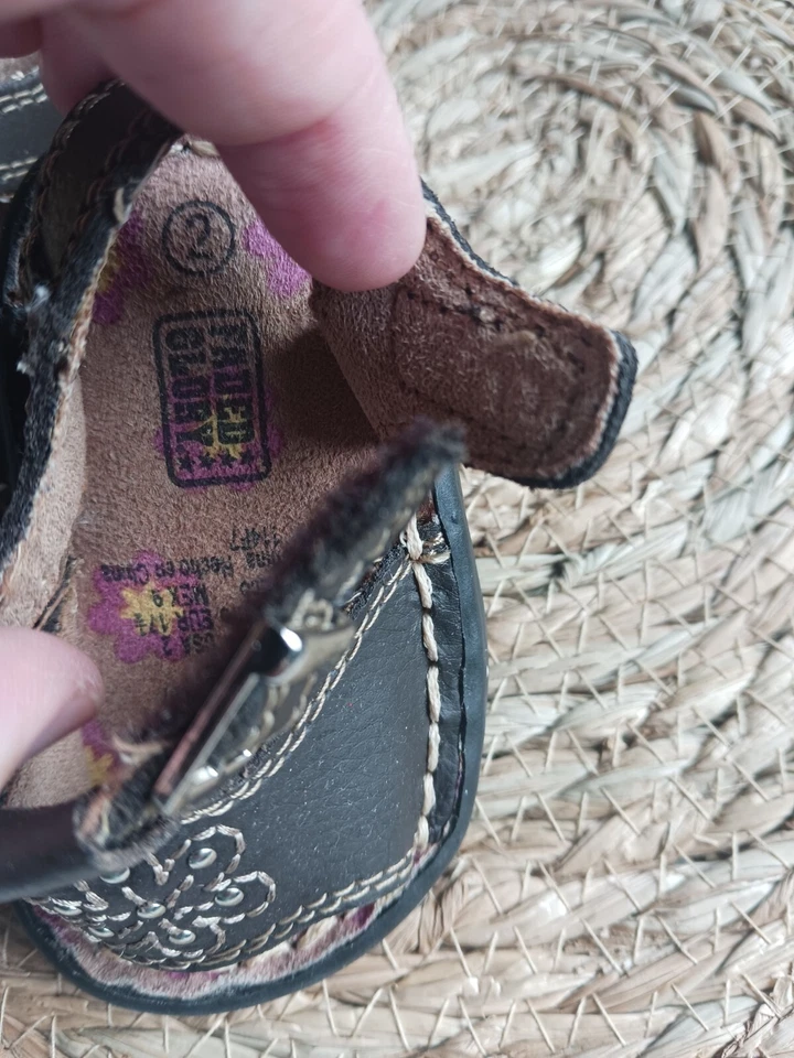 Sandalias de cuero para niñas pequeñas Faded Glory talla 2 Y2K 'Leslie' retro limpias usadas en excelente estado Foto 3 de 4