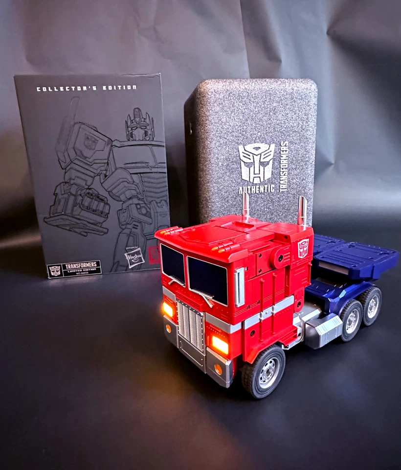 Robosen Optimus Prime Flagship Edition Auto-Converting! Great Condition! - Image 3 of 4