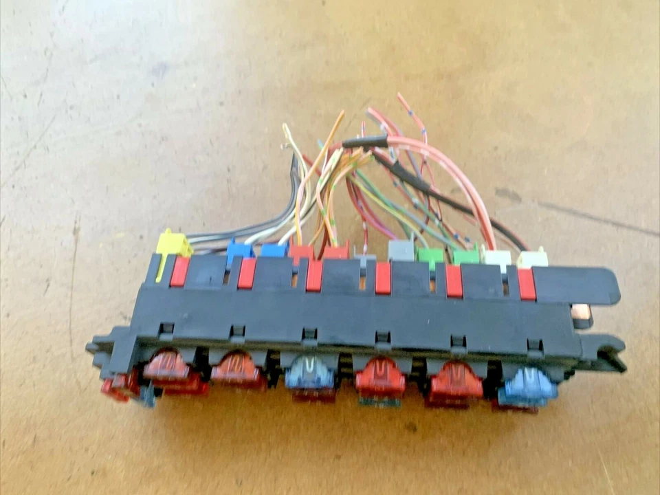 Mercedes C220 C280 1994-1996 debajo del capó caja de relé de fusibles OEM 2025450901 Foto 2 de 4