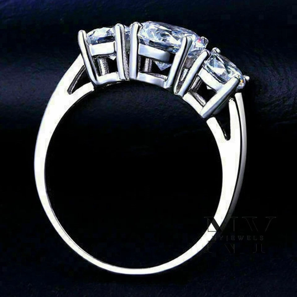 Anillo de compromiso Moissanite de tres piedras de oro blanco sólido de 14 k corte redondo de 3 quilates Foto 3 de 4