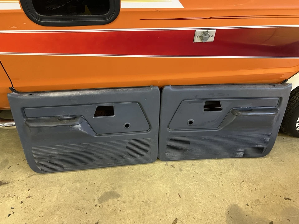 1989-1992 FORD BRONCO II/RANGER MANUAL DOOR PANELS BOTH L/R GRAY BASE MODEL OEM - Image 2 of 4