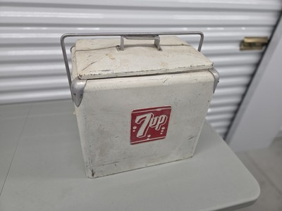 7UP metal cooler / lunchbox-style ice chest