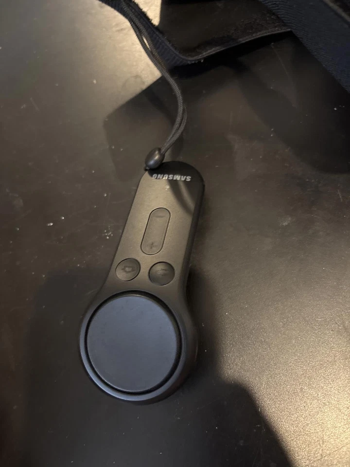 Samsung Gear VR Virtual Reality Headset with Controller - Image 3 of 4