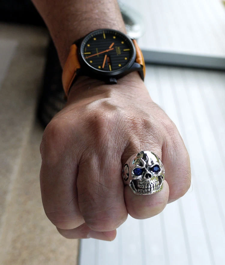 ANELLO IN ARGENTO STERLING 925 CON TESCHIO OCCHI BLU ANELLI DA UOMO BIKER - Immagine 2 di 4