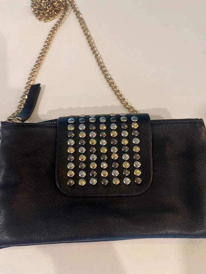 Muñequera negra Olivia Miller de cuero con tachuelas con correa de cadena dorada y cierre de cremallera Foto 4 de 4