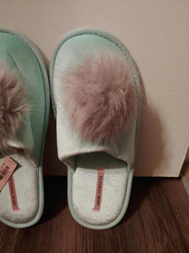 Zapatillas Victoria's Secret VS Gris Difuso Pom Verde Azulado Nuevas con Etiquetas Para Mujer M/L Nuevas con Etiquetas $29.50 Foto 3 de 4