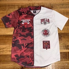 UNK Men's NBA Chicago Bulls Baseball Jersey Red White Size Large 22 x 30 *Stain