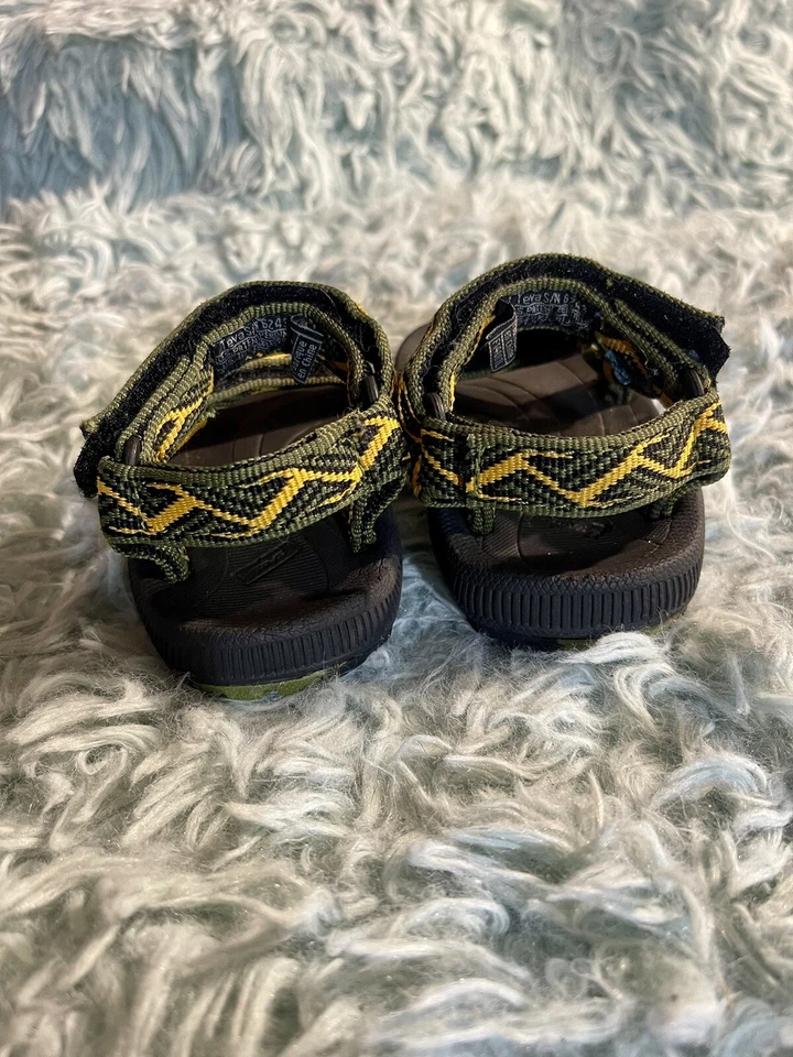 Sandalias informales TEVA Hurricane XLT 2 - verde/amarillo/negro para niños pequeños talla 4/5 usadas en excelente estado Foto 2 de 4