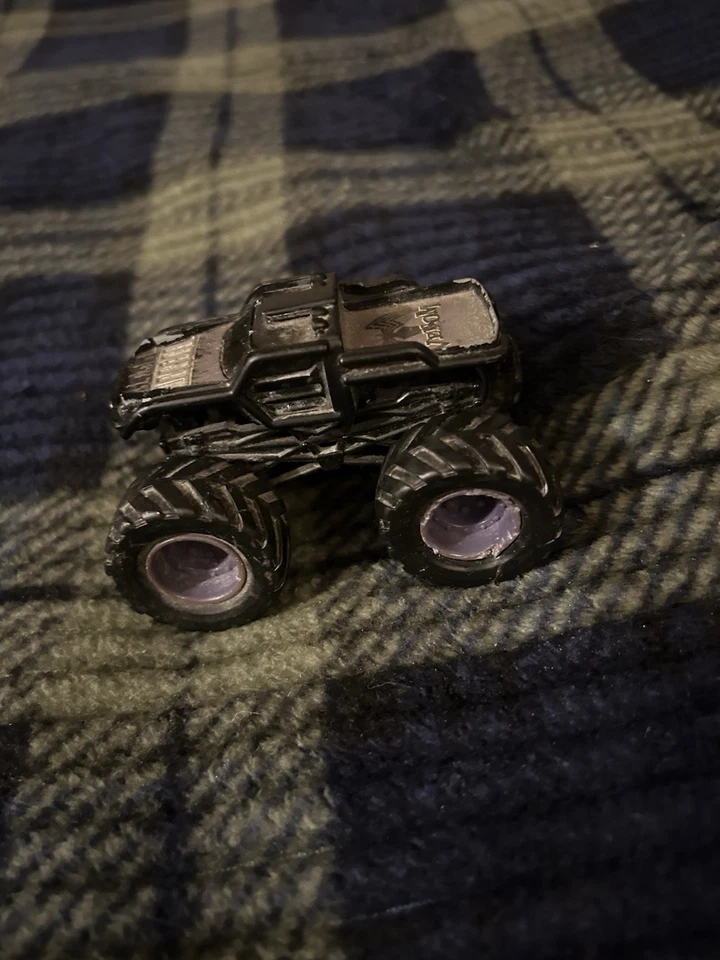 Monster Truck diecast Venom 1:64 Foto 3 de 4