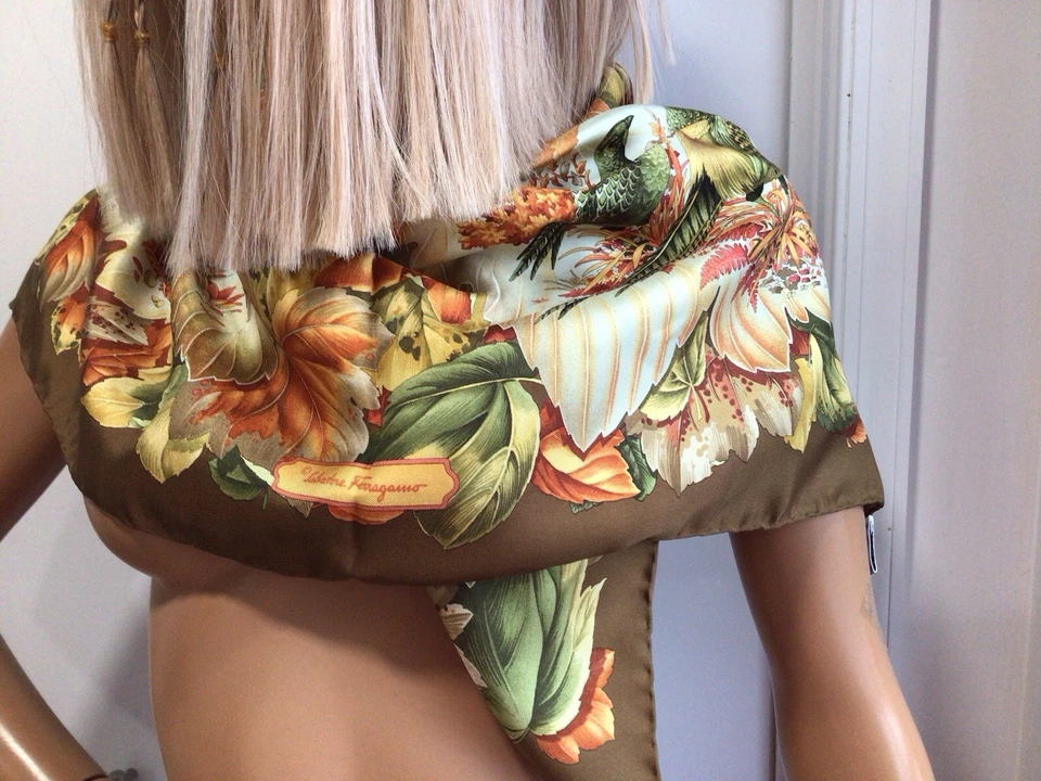 BUFANDA DE SEDA SALVATORE FERRAGAMO “Pájaros” (34” x 34”) nueva Foto 2 de 4