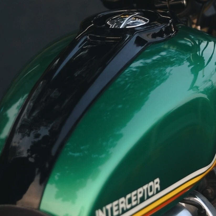 CORBATA TANQUE NEGRA, APTA PARA ROYAL ENFIELD INTERCEPTOR 650 Foto 2 de 4