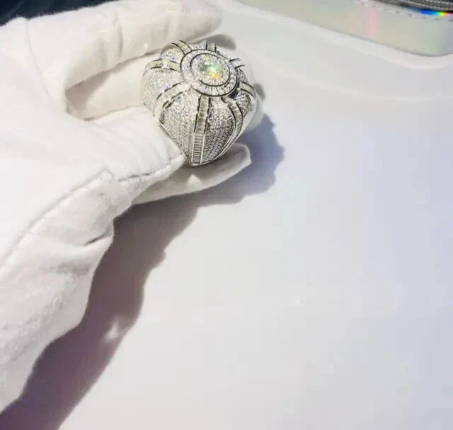 Anillo meñique real de moissanita de corte redondo de 3 quilates chapado en oro blanco de 14 k para hombre Foto 2 de 4