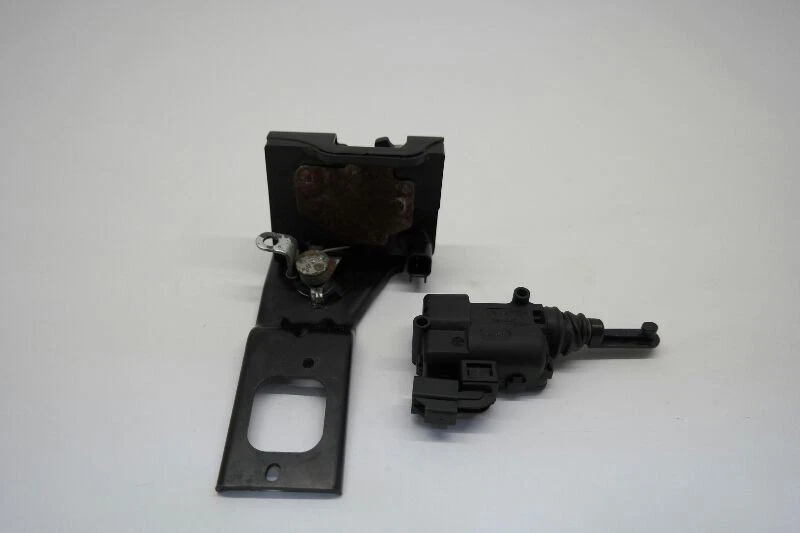 Actuador de bloqueo de tapa de maletero Mercury Mariner 2009  Foto 2 de 4