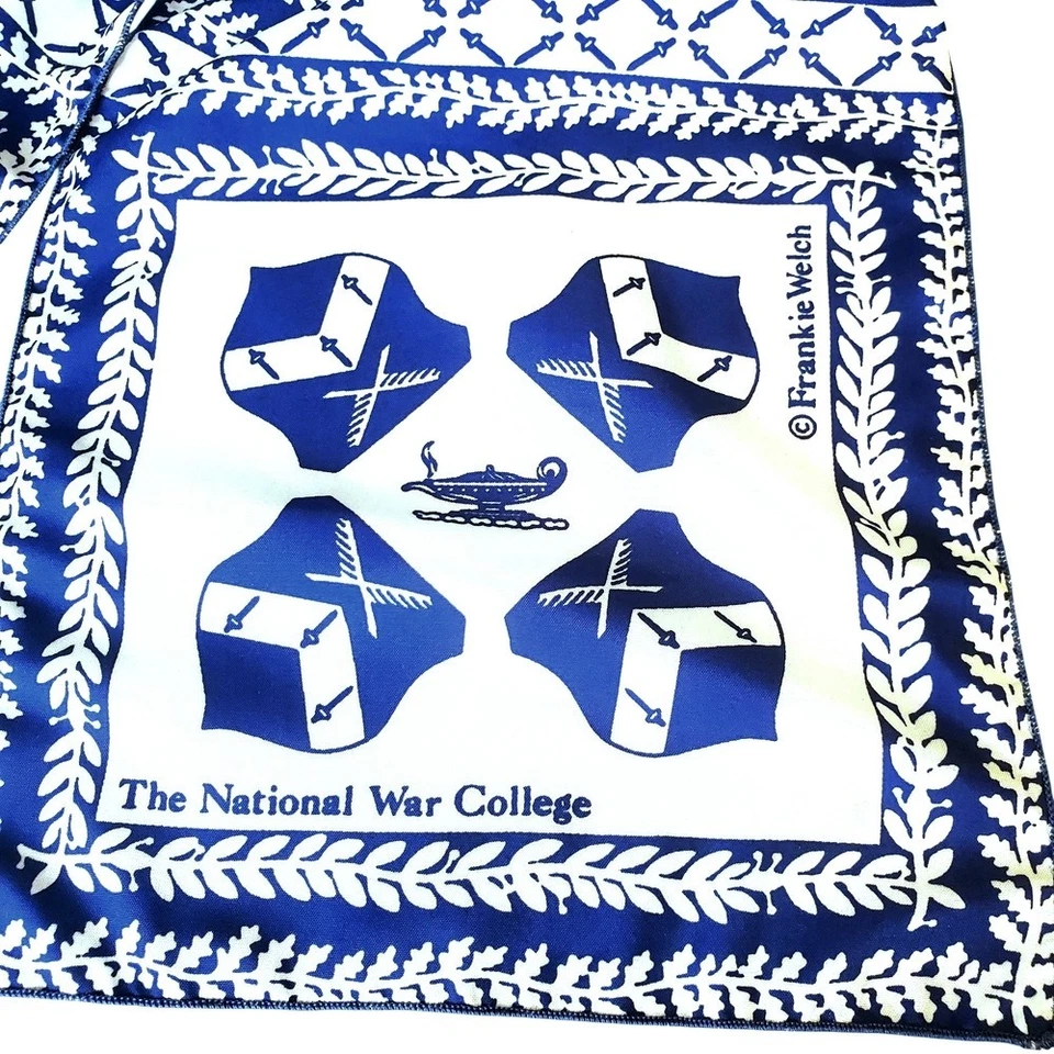 Bufanda universitaria rara de colección The National War de Frankie Welch. Nylon Qiana. 33" de largo Foto 2 de 4