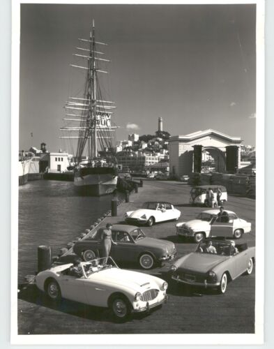 SALON DE L'AUTOMOBILE élégant à côté de l'expédition des marins SAN FRANCISCO vintage 1958 photo de presse - Photo 1 sur 2