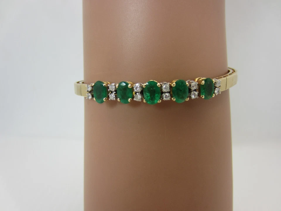 Brazalete de diamantes y esmeraldas de oro amarillo de 14 quilates 2,24 quilates TW Foto 2 de 4