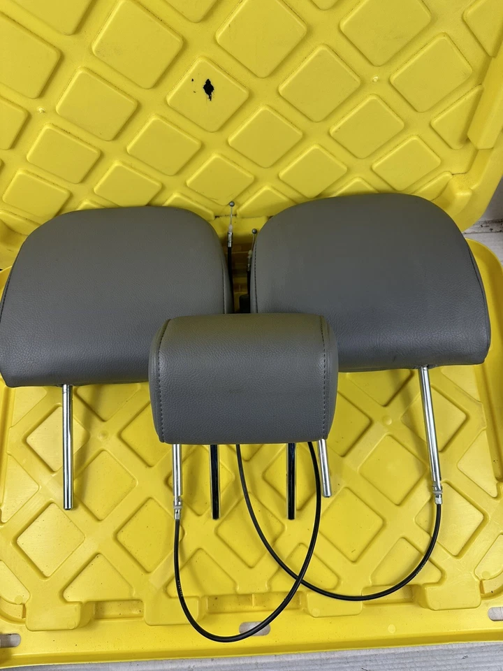 13 17 JUEGO REPOSACABEZAS ASIENTO TRASERO TOYOTA SEQUOIA LIMITED TERCERA FILA PAR CUERO GRIS Foto 4 de 4