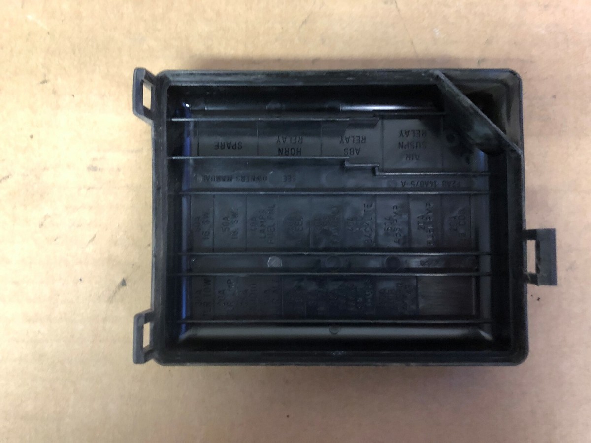 92 FORD CROWN VICTORIA FUSE BOX LID. PASSENGER SIDE UNDERHOOD