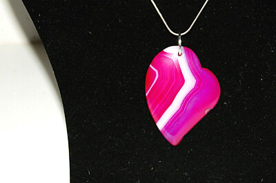 Asymmetrischer Anhänger in Herzform. Rosa Streifen Achat. Sterling Silber Schlangenkette