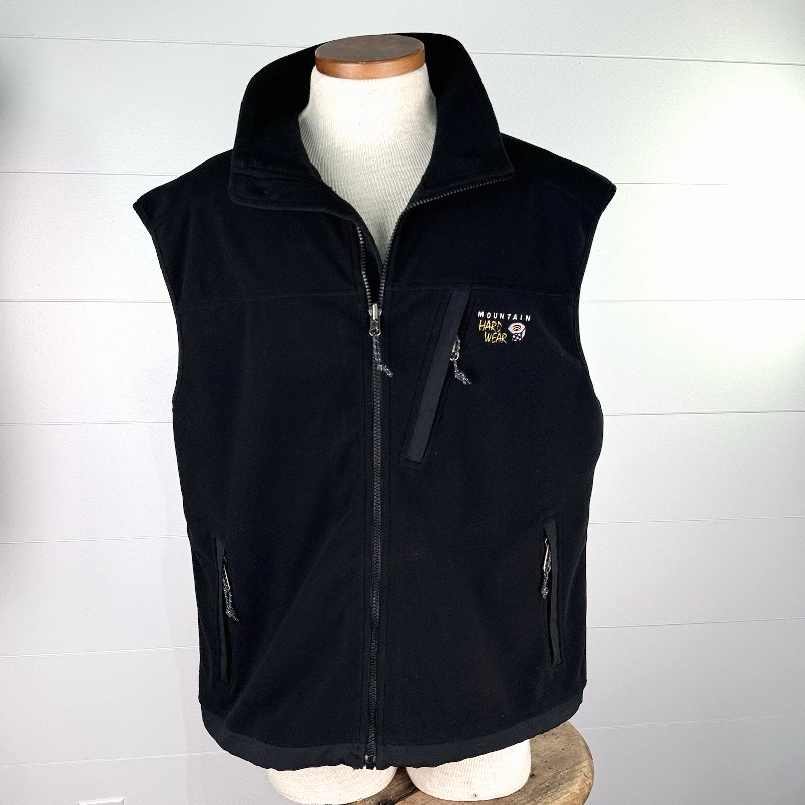 Mountain Hardwear Fleece Vest Men XL Wind Stopper Black Zip Up Sleeveless Jacket
Opens in a new wind