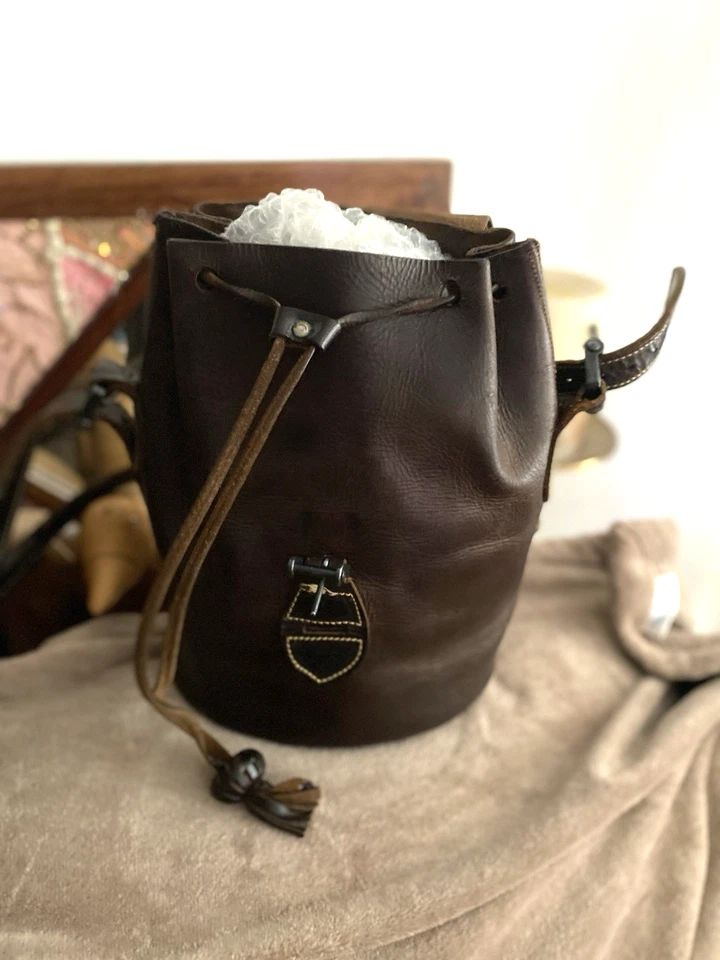 VINTAGE DARK BROWN LEATHER LADIES BUCKET & DRAWSTRING BAG - 1960's - 1970’s - Image 4 of 4