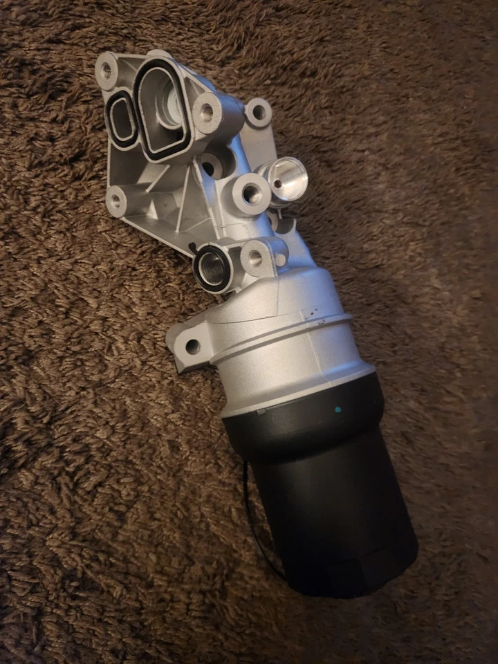 Carcasa de filtro de enfriador de aceite de motor de aluminio compatible con Volkswagen Jetta 2005-2014 Foto 2 de 4