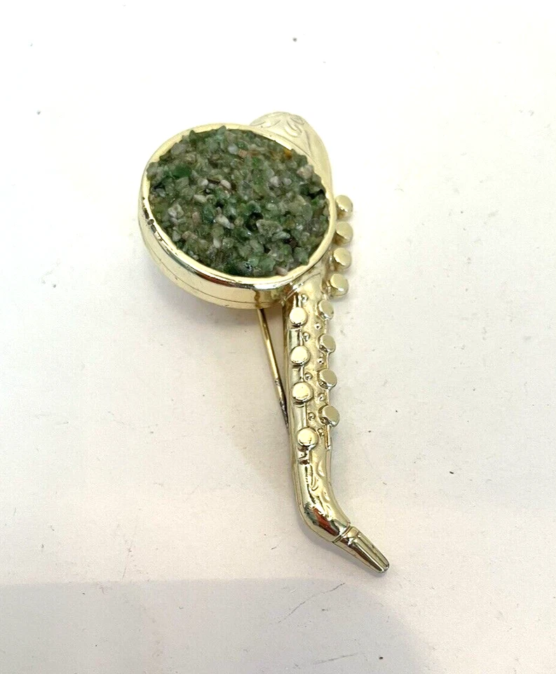 Broche prendedor de piedra de vidrio moldavita texturizado verde saxofón tono dorado Foto 3 de 4