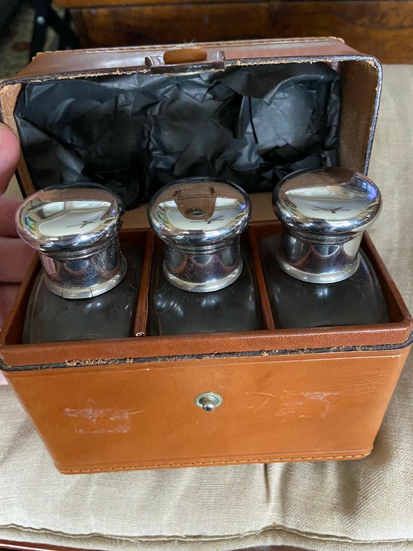 Tuscany 3 bottle au de Toilette in leather case vintage