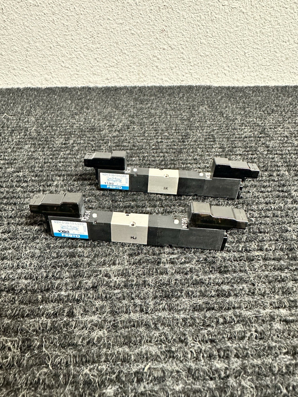Lot of 2 Festo MZH-5/3G-1.5-L-LED 24VDC Pneumatic Solenoid Valves 2-7 Bar